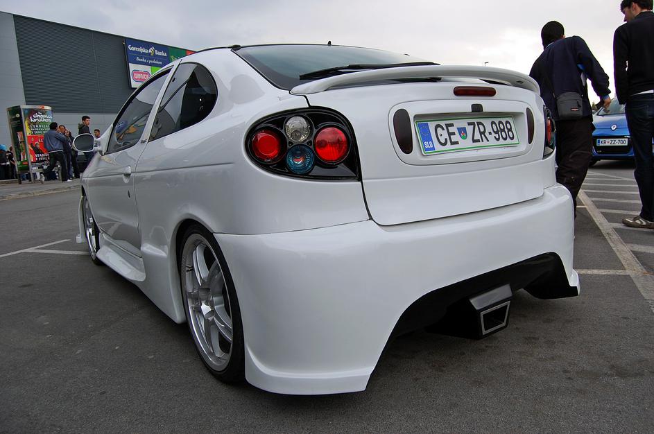 Zbor predelanih vozil pred premiero filma hitri in drzni 5 v Kranju.