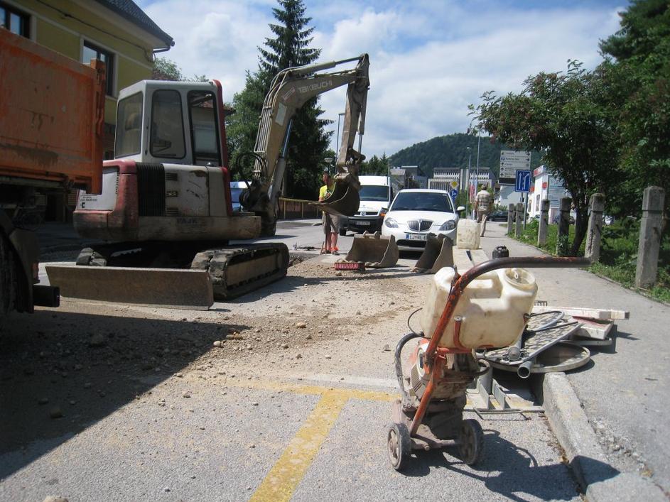 Počena cev zaprla Cesto Staneta Žagarja v Kranju.