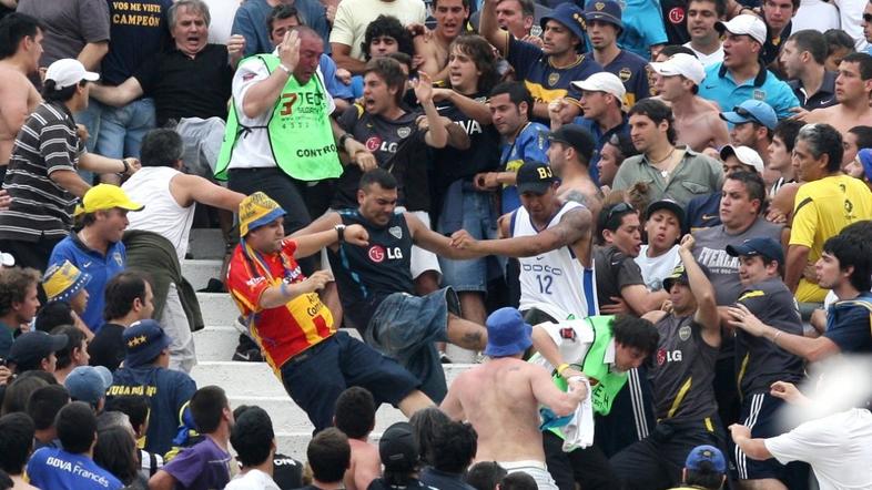 River Plate Boca Juniors derbi Superclasico Argentina varnostnik navijači pretep