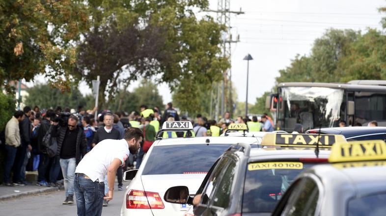 Taksisti čakajo begunce