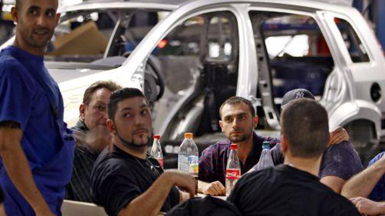 Dela v proizvodnjah vozil po vsem svetu stojijo po več tednov.