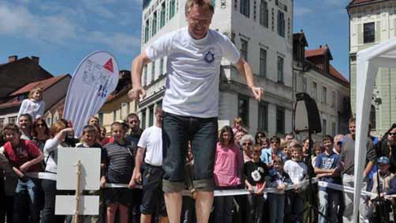 Znanstival poučno prikaže stvari, ki se jih učimo preko formul in enačb, je pove