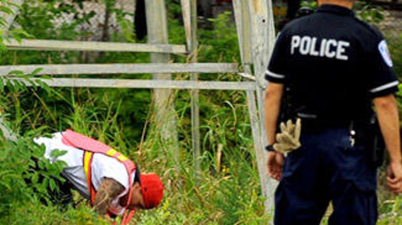 Chris med pobiranjem smeti.