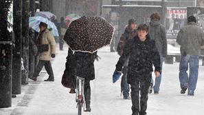 Sneženje bo ponehalo v soboto dopoldne, v nedeljo popoldne pa bo spet začelo sne
