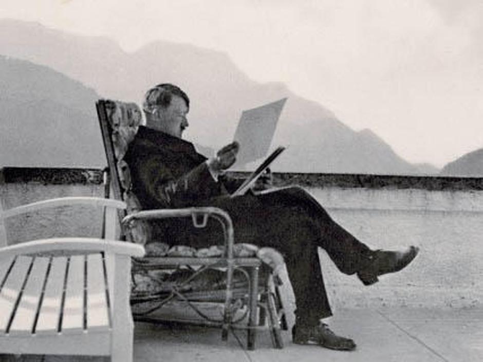 Adolf Hitler med bralno seanso pri rezidenci Berghof | Avtor: Žurnal24 main