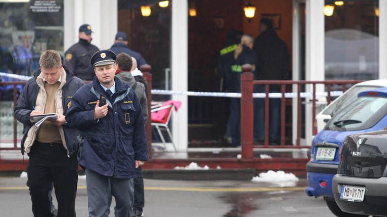 Moški je nekdanjo ženo v glavo ustrelil od blizu, ko je ta želela poravnati raču