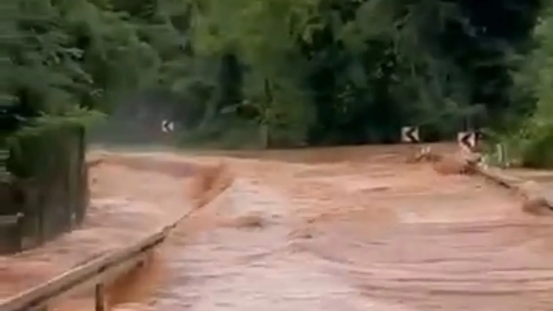 zalita cesta Hrvaška poplave