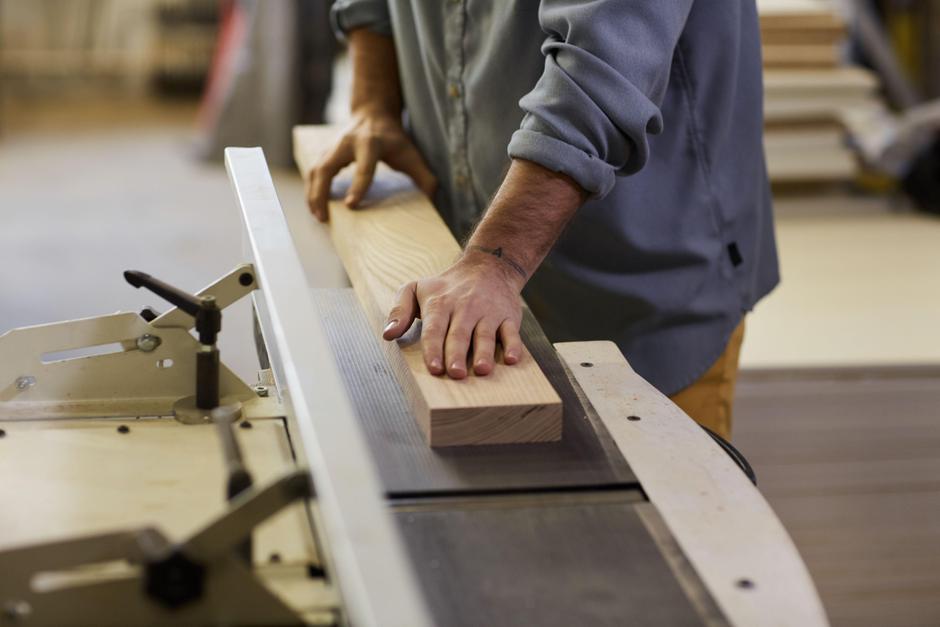 Moški izdeluje iz lesa | Avtor: Profimedia