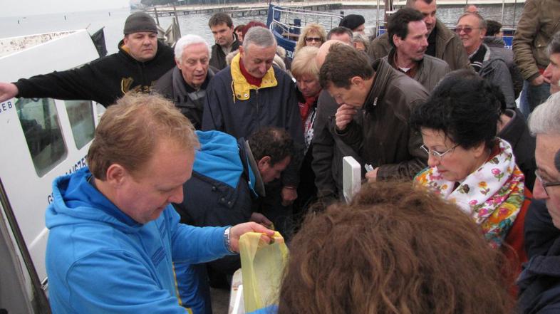 Ljudje čakajo na ribe