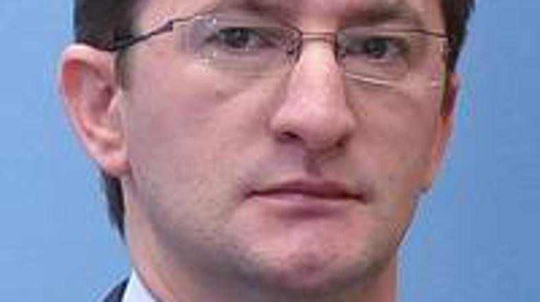 Lobnikar je dejal, da se je do zdaj po najboljših močeh trudil opravljati oboje,