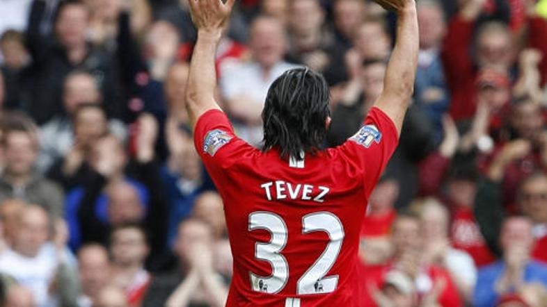 Carlos Tevez se v Manchester United ne vrača več, a v mestu morda le še ostane.