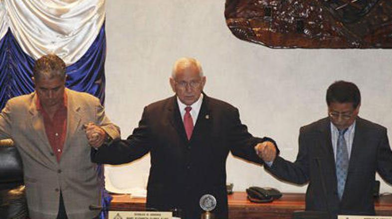 Micheletti je prisegel za novega predsednika države.