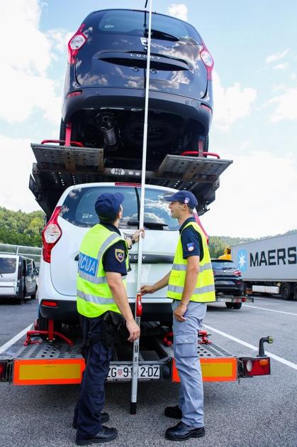 nadzor policistov in carinikov