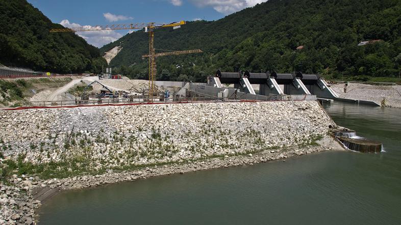 V neposredni bližini delovišča so res stare hiše, ki so bile razpokane že prej, 