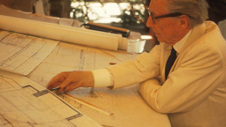 Wright je v sedmih desetletjih razvil svojevrsten arhitekturni jezik. Njegova bi