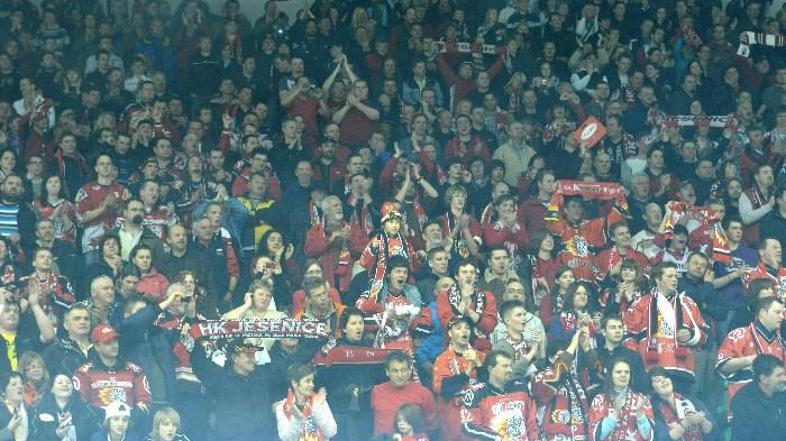 Na hokejski tekmi in po njej so policisti obravnavali tri kršitve: 18- in 21-let