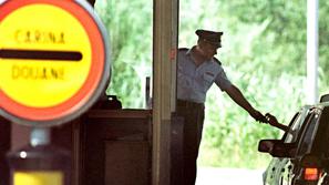 Ob redni kontroli so na mejnem prehodu v prtljažniku našli ilegalca.