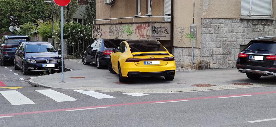 Nepravilno parkiranje v okolici džamije na Parmovi | Avtor: Bralec