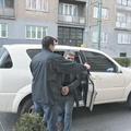 Mehdo Muhović pred stavbo sodišča. (Foto: pressonline.rs)