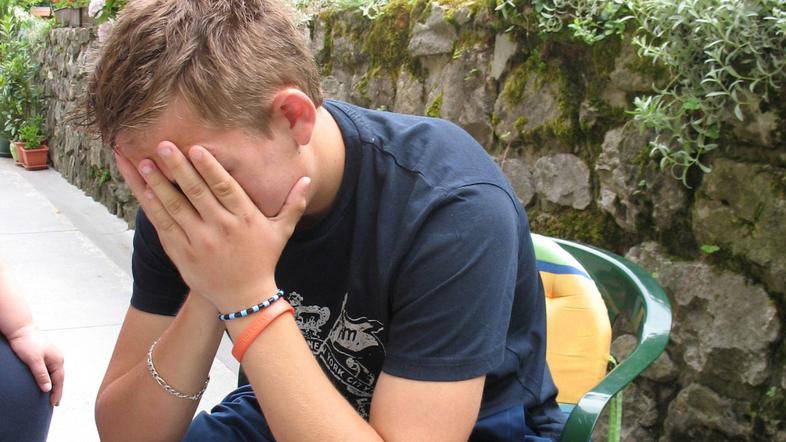 Pretepeni mladoletnik, ki se ga je v ponedeljek zvečer povsem brez vzroka s pest