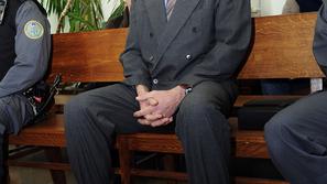 Bojana Poplaza so na sodišče pospremili štirje pravosodni policisti v neprebojni