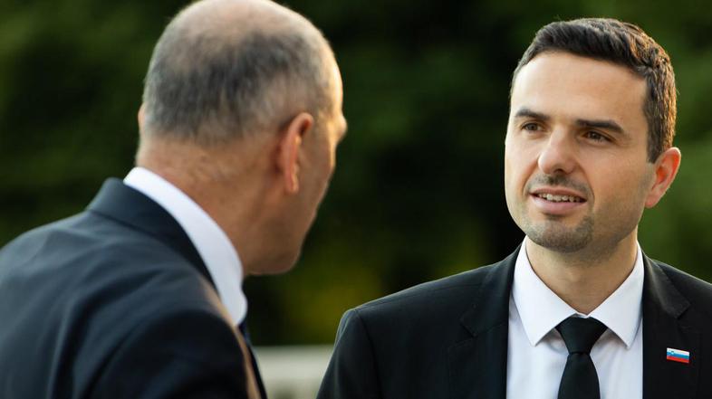 vlada zabava matej tonin janez janša s kozarcem