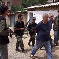 Pripadniki Osvobodilne vojske Kosova vodijo srbska ujetnika.