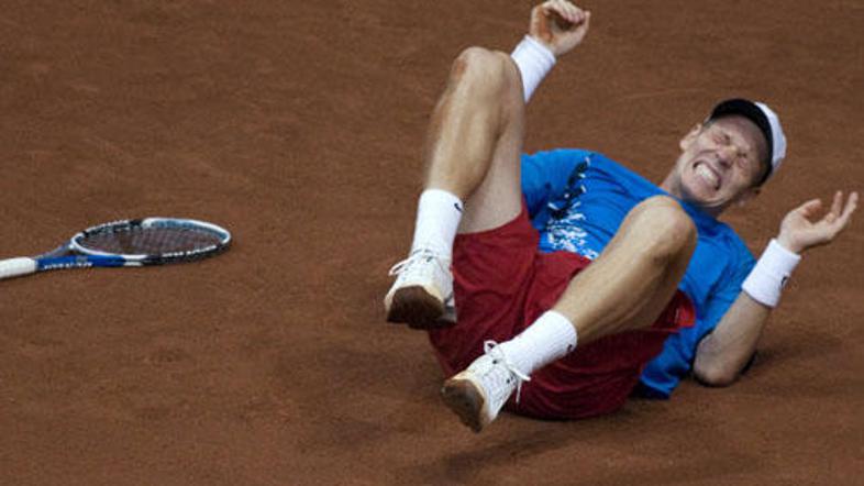 Tomaš Berdych ni mogel proti poškodbi in Nikolaju Davidenku.