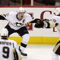 Sidney Crosby je z golov v prazno mrežo potrdil četrto zmago Pingvinov.