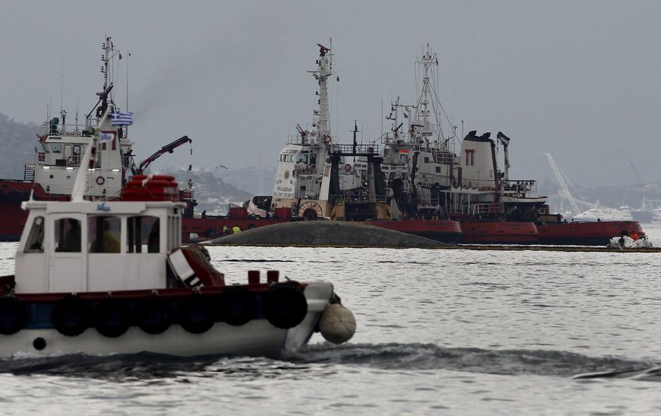 Prevrnjen tanker pred grškim pristaniščem
