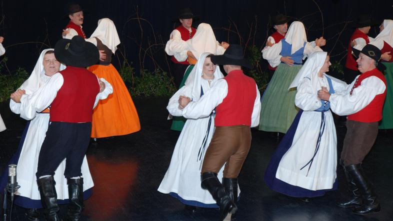 Ljudsko izročilo ohranjajo v čim izvirnejši obliki, saj menijo, da narod brez te