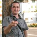 Jasnovidec Valter Aleks Gajzer se med seanso osredotoča na strankin glas, dela p