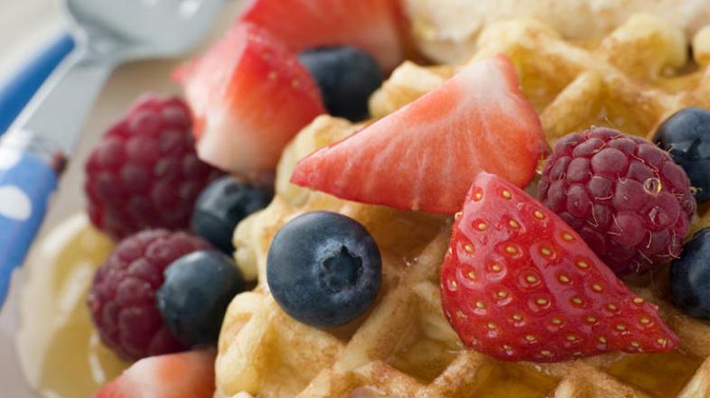 Namesto z grškim jogurtom vaflje obložite s sladoledom – poskusite tistega z grš