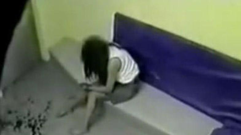 Policist je žensko vlekel po tleh, na koncu pa jo je brez milosti vrgel v sobo z