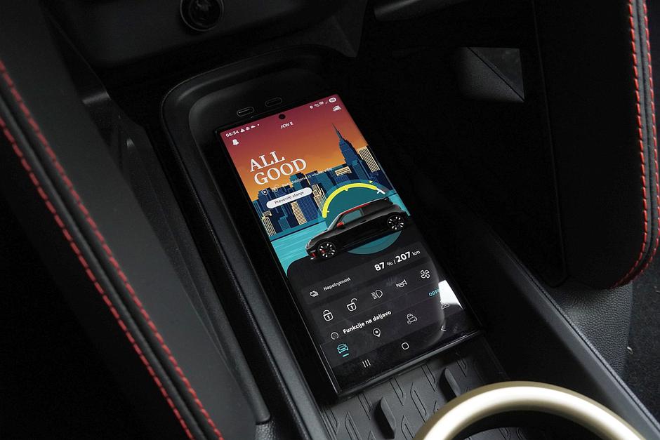 mini cooper JCW infotainment | Avtor: Matija_Janežič