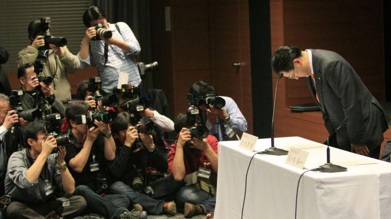 Tako se je Aiko Toyoda priklonil v znak opravičila lastnikom vozil slavne japons