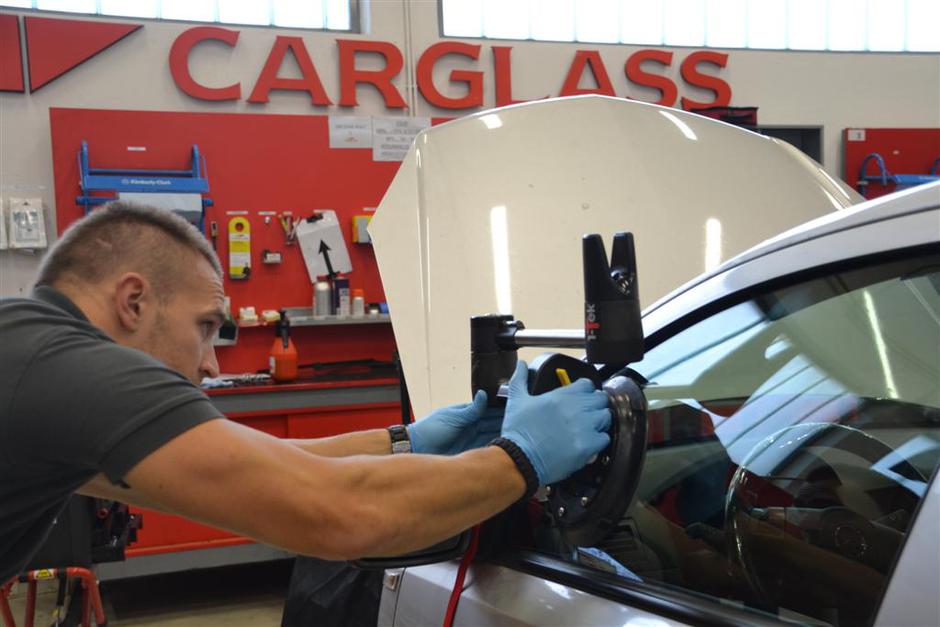 Popravilo avto stekla | Avtor: Gregor Prebil
