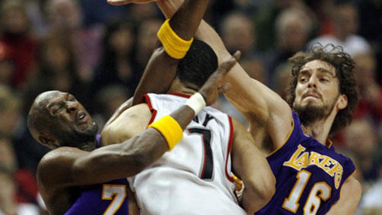 LA Lakersi (na fotografiji Pau Gasol in Lemar Odom) niso uspeli zaustaviti Portl