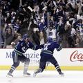 Alex Burrows in Daniel Sedin po odločilnem zadetku v podaljšku. (Foto: EPA)