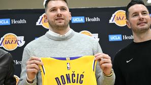 Luka Dončić pozira z novim dresom, dresom Lakersov