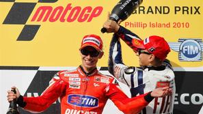 Jorge Lorenzo (desno) največjo grožnjo vidi v Caseyju Stonerju (levo). (Foto: Re