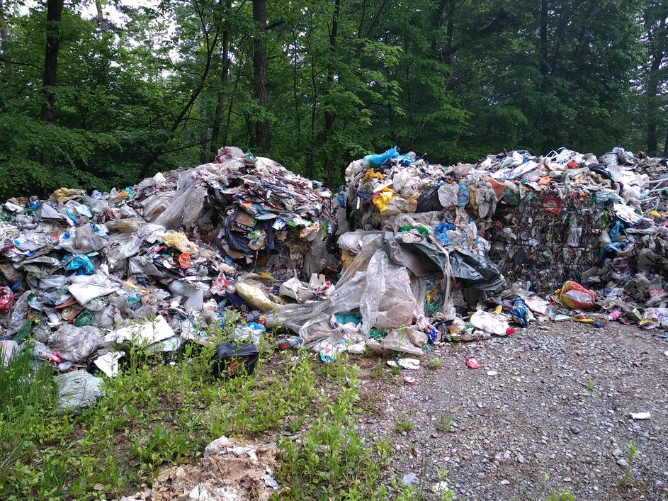 Odpadki ob cesti v Besniško dolino