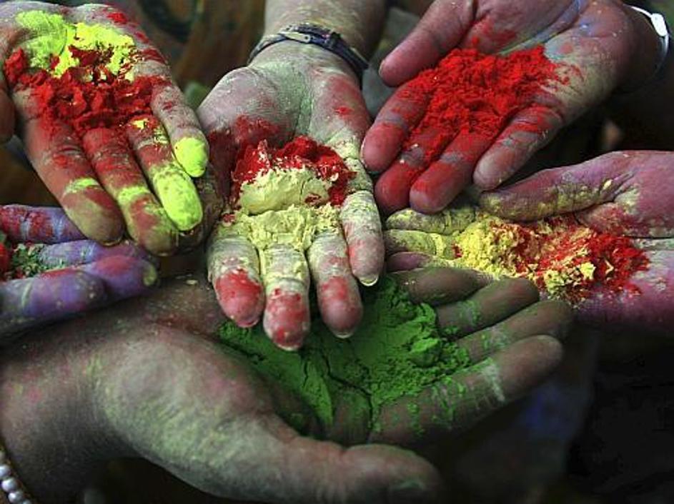 Barve v prahu letijo po zraku ... to je holi!