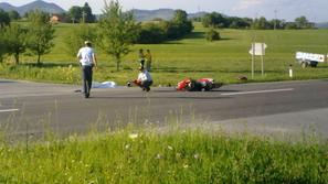 V nesreči umrl motorist.