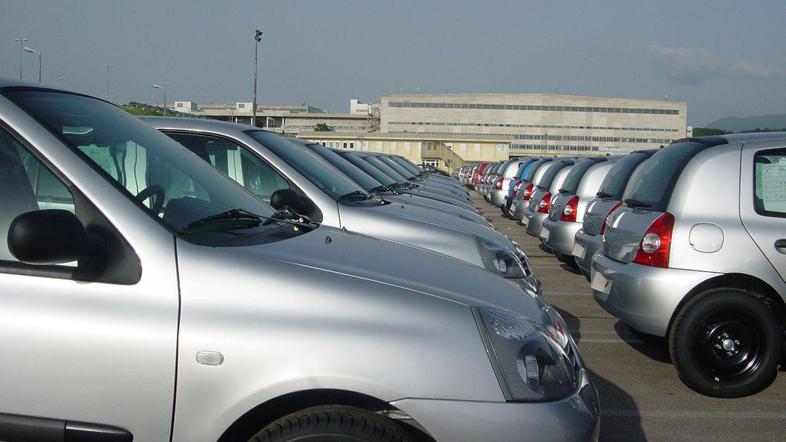 Clio storia na parkirišču pred Revozom. (Foto: Jerca Božič Kranjec)