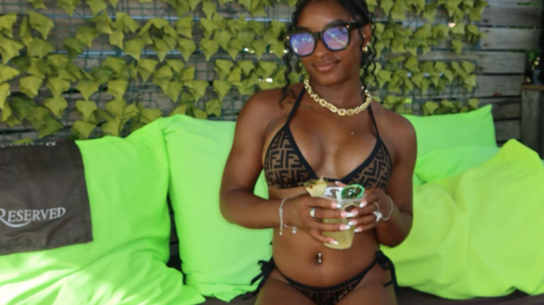 Simone Biles v bikinkah