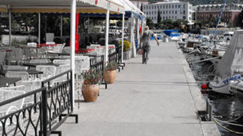 Sedanja podoba izolske promenade na Sončnem nabrežju odhaja v zgodovino.