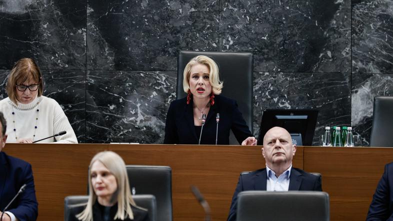 interpelacija Boštjan Poklukar, Urška Klakočar Zupančič