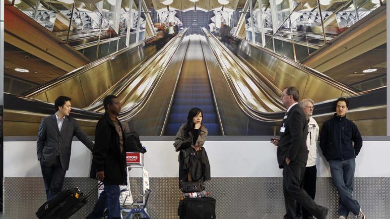 Ženske je snemal na frankfurtskem letališču. (Foto: Reuters)