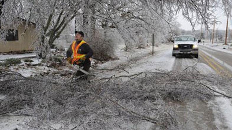 Odstranjevanje vejevja s ceste v Arkansasu